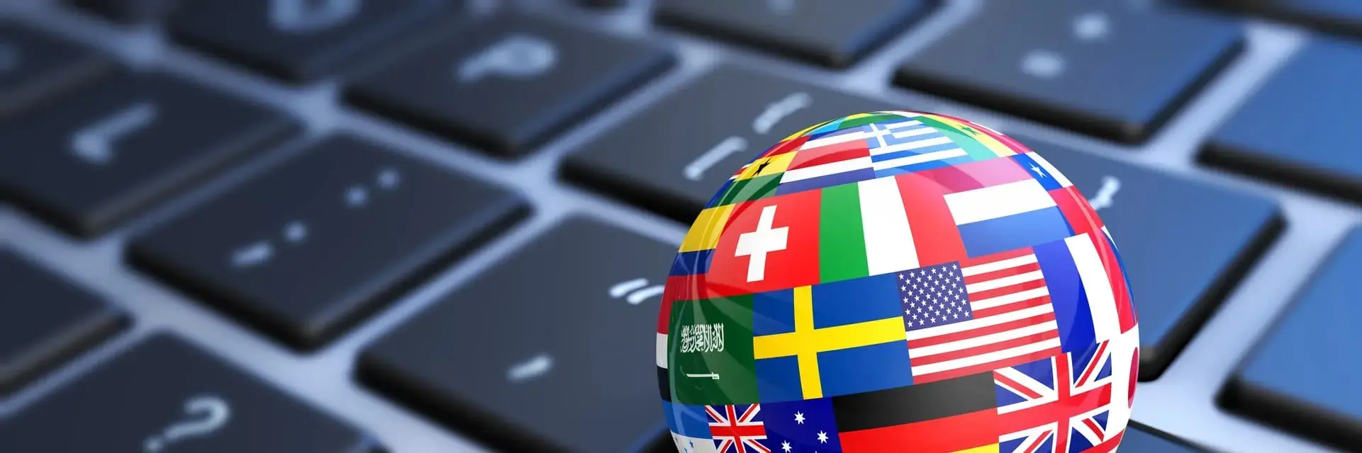 Kula ziemska z flagami państw na tle klawiatury, symbolizująca certyfikację ISO 18587