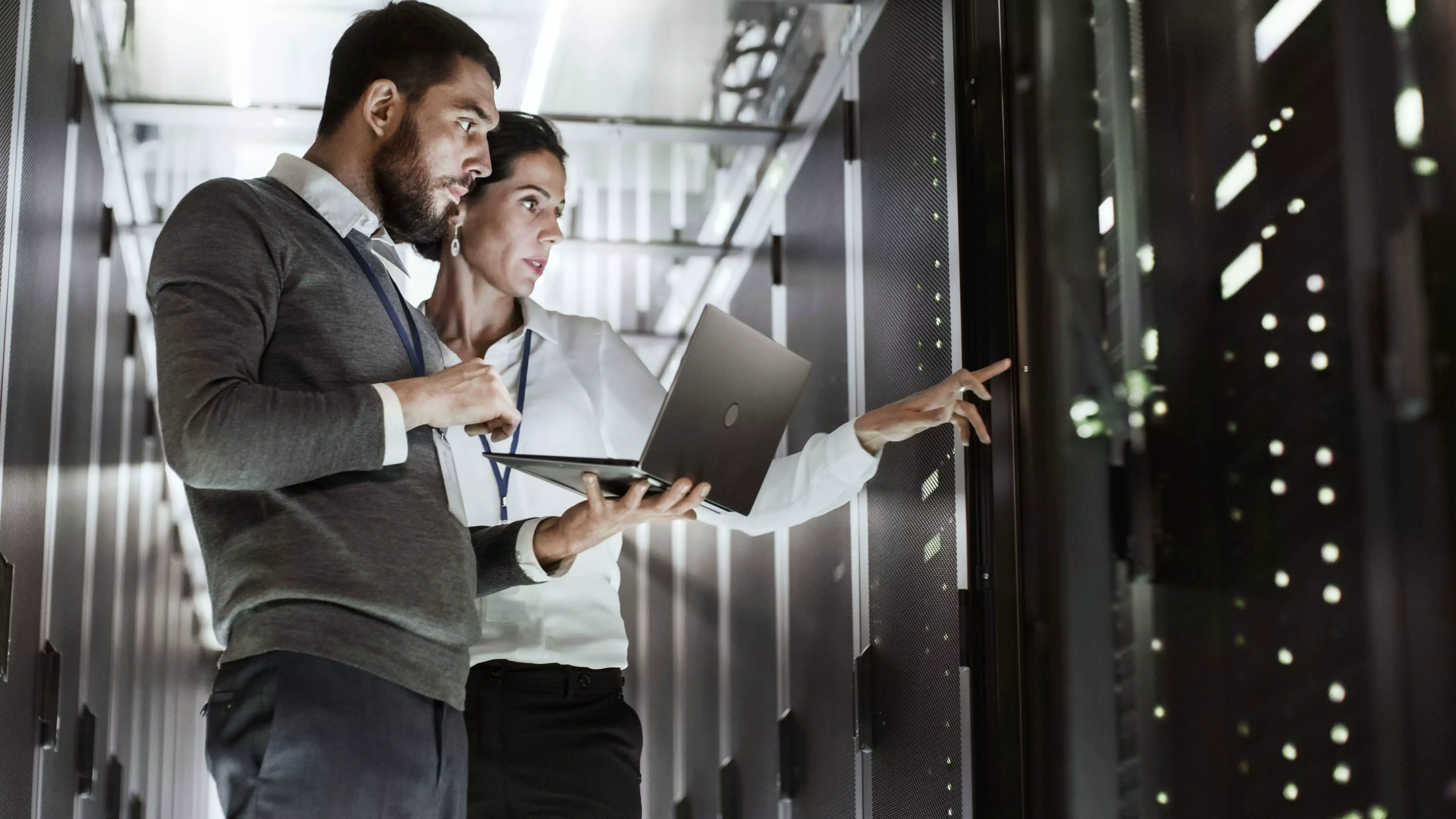 Specjaliści IT kontrolują serwery w centrum danych podczas audytu ITSM