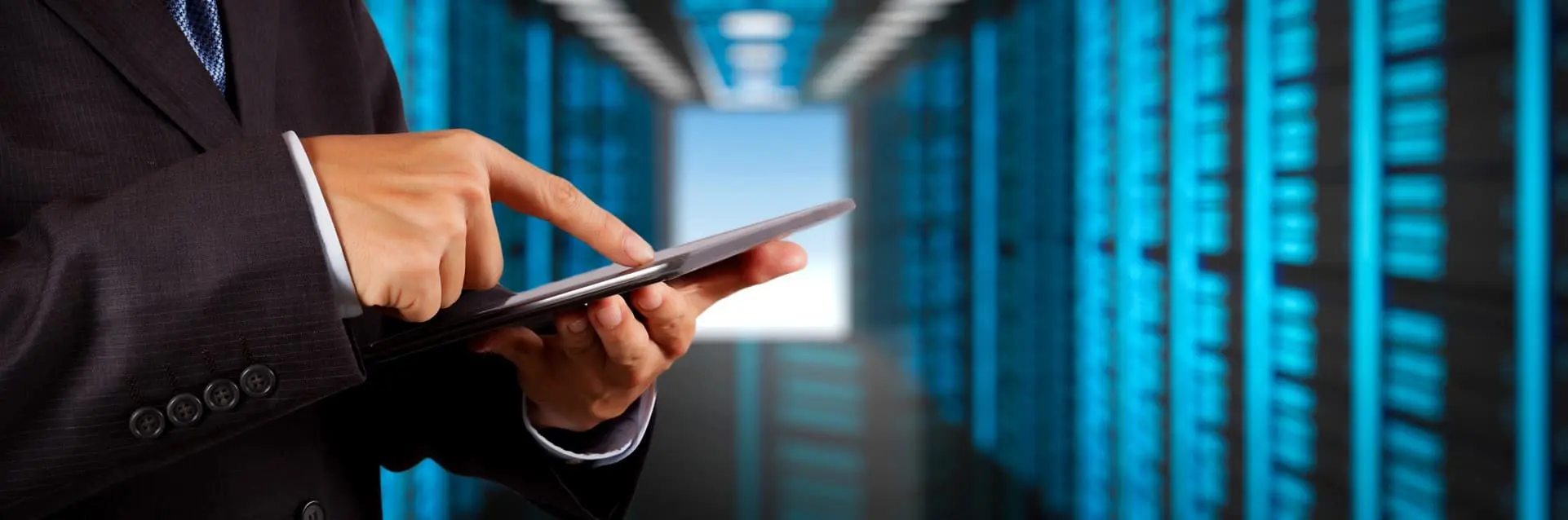 Pracownik używający tableta w serwerowni IT, symbolizujący certyfikację ISO 27001