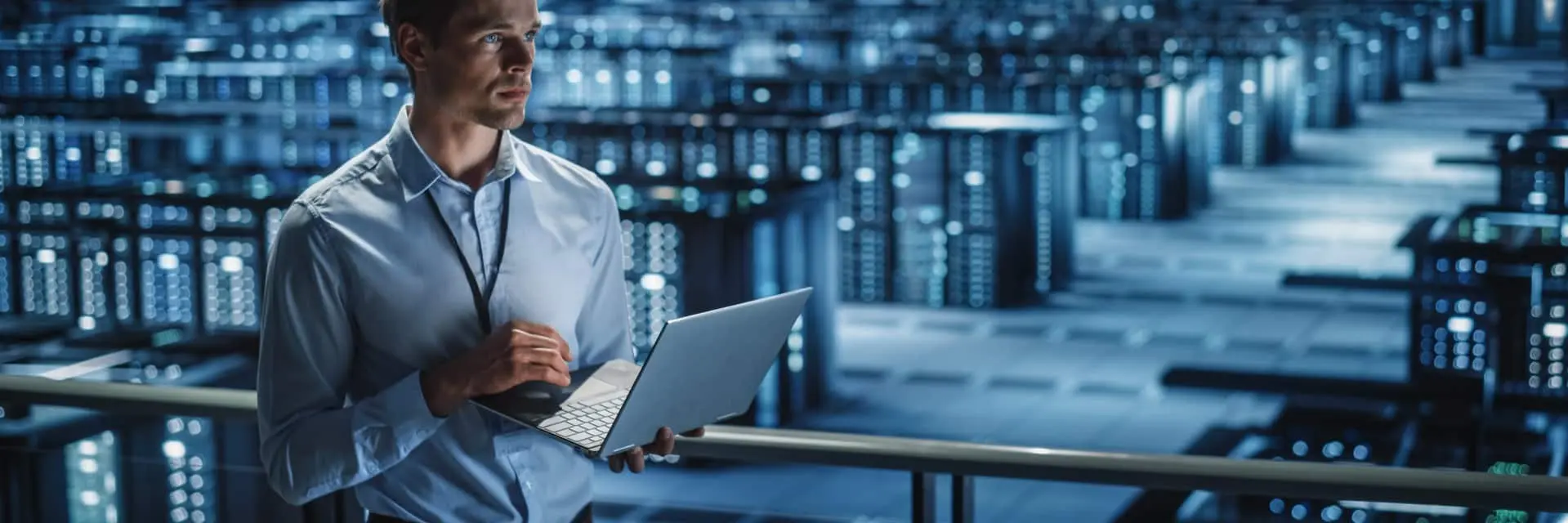 Audytor z laptopem w rękach, przeprowadzający diagnostykę bezpieczeństwa informacji