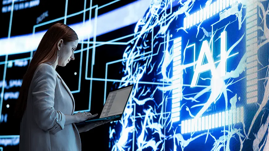Odwórcona kobieta patrząca na statystyki cyber Odwórcona kobieta patrząca na statystyki cyber