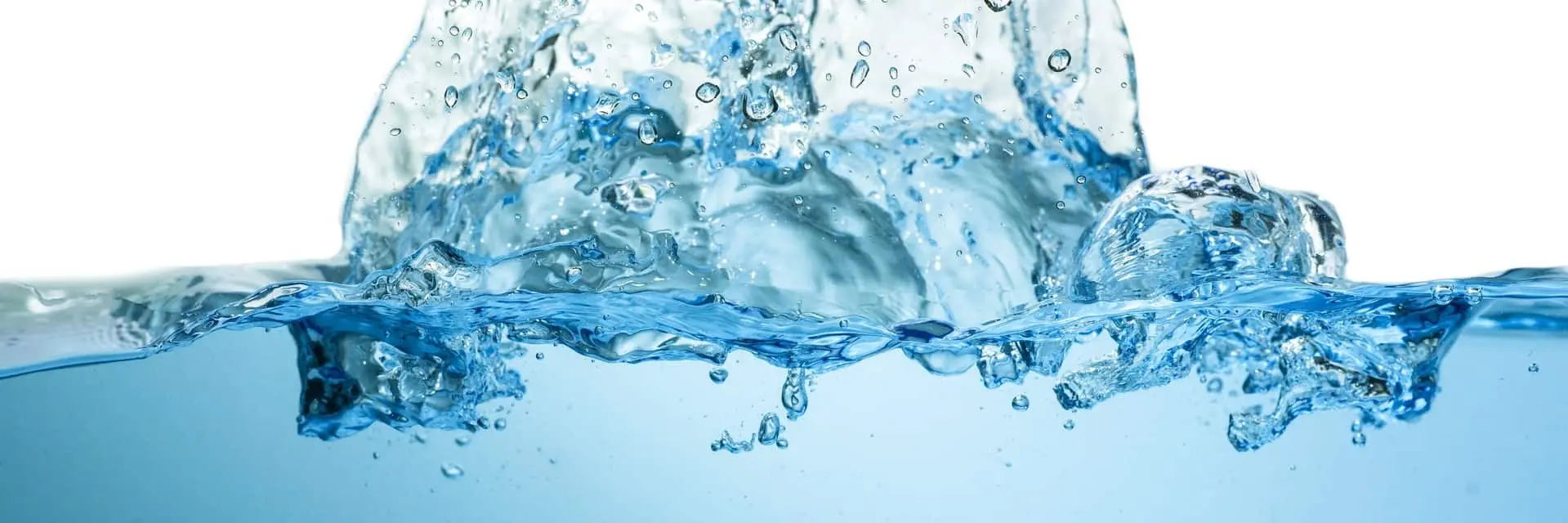Wpadający do wody strumień, tworzący delikatne fale, co symbolizuje certyfikację ISO 46001