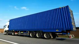 Ciężarówka z niebieskim kontenerem na autostradzie – badanie i certyfikacja systemów zabezpieczenia ładunku w DEKRA Ciężarówka z niebieskim kontenerem na autostradzie – badanie i certyfikacja systemów zabezpieczenia ładunku w DEKRA