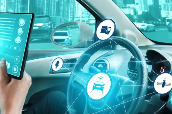 Kierowca korzystający z połączonego systemu pojazdu – wizualizacja komunikacji M2M i IoT i Connected Driving Kierowca korzystający z połączonego systemu pojazdu – wizualizacja komunikacji M2M i IoT i Connected Driving