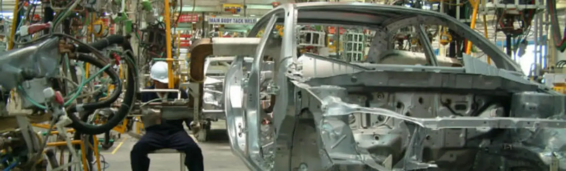 Linia produkcyjna nadwozi.  Nagroda DEKRA Award za innowacje i bezpieczeństwo w motoryzacji