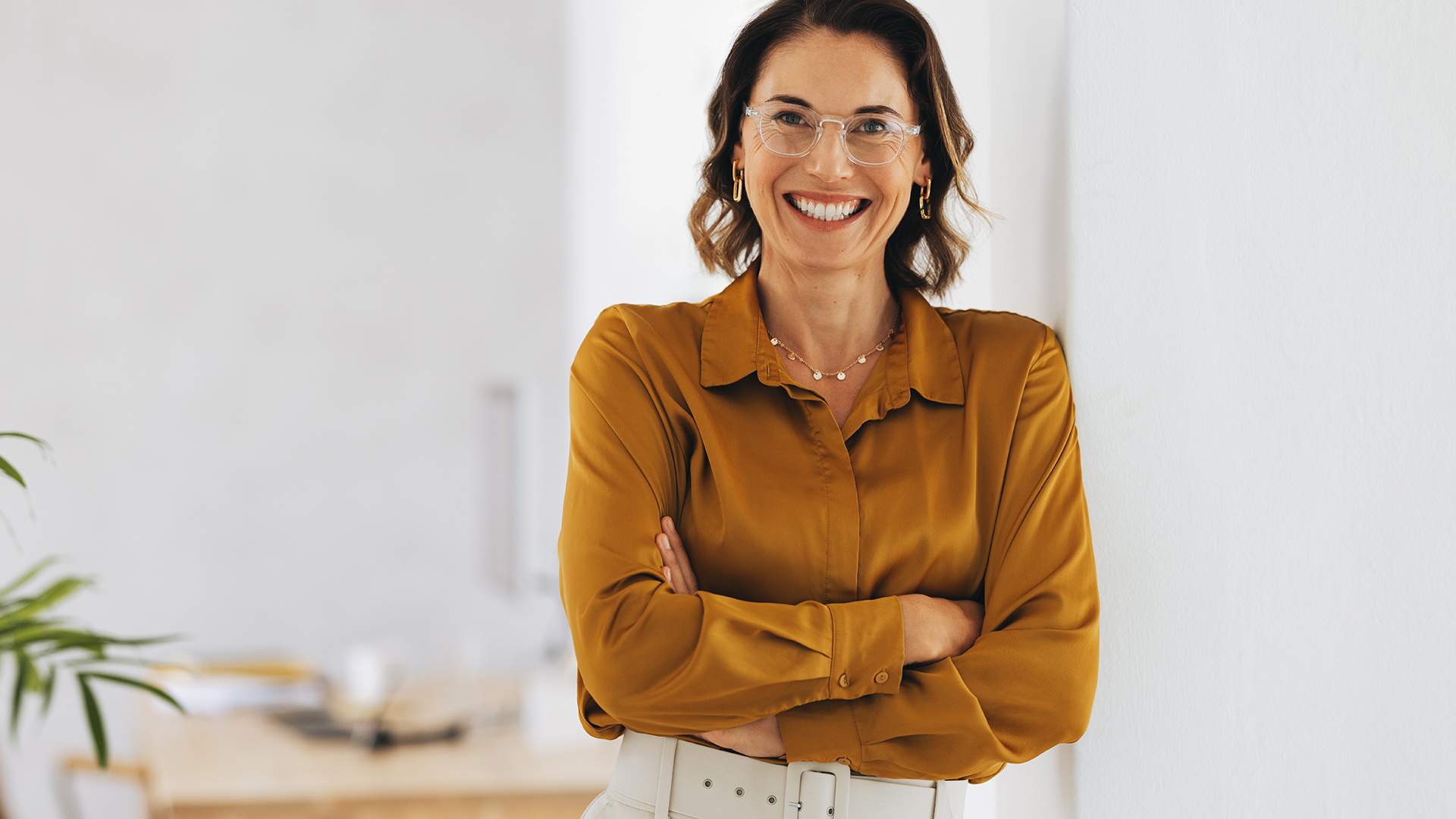 Uśmiechnięta kobieta w białym pomieszczeniu