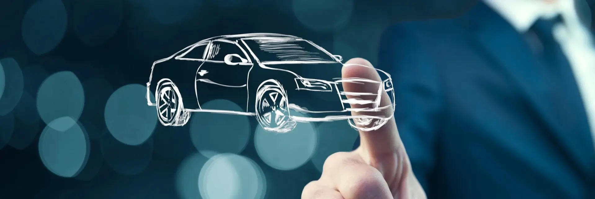 Mężczyzna w garniturze, dotykający palcem wskazującym ikonę samochodu, symbolizujący ocenę TISAX