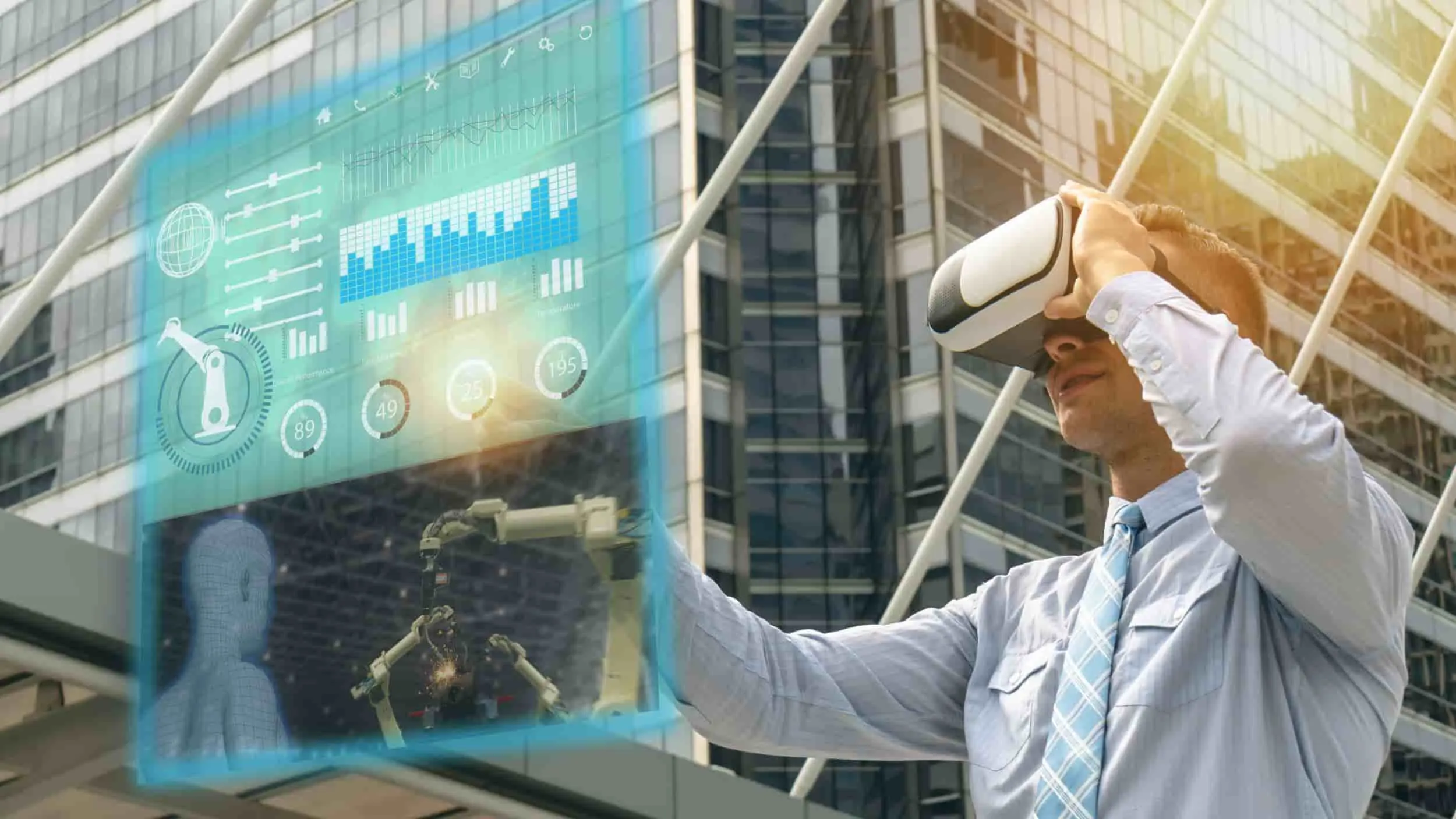 Mężczyzna w garniturze używający gogli VR, symulacja danych dotyczących cyberbezpieczeństwa wyświetlana w tle na przezroczystym ekranie Mężczyzna w garniturze używający gogli VR, symulacja danych dotyczących cyberbezpieczeństwa wyświetlana w tle na przezroczystym ekranie