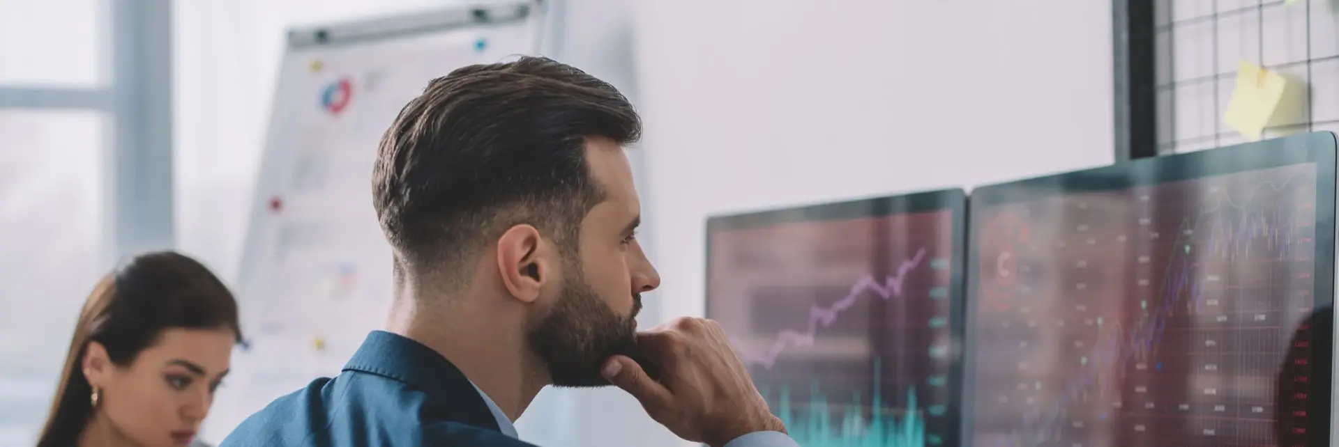 Ekspert ds. bezpieczeństwa analizujący dane i wyniki audytu systemu informatycznego