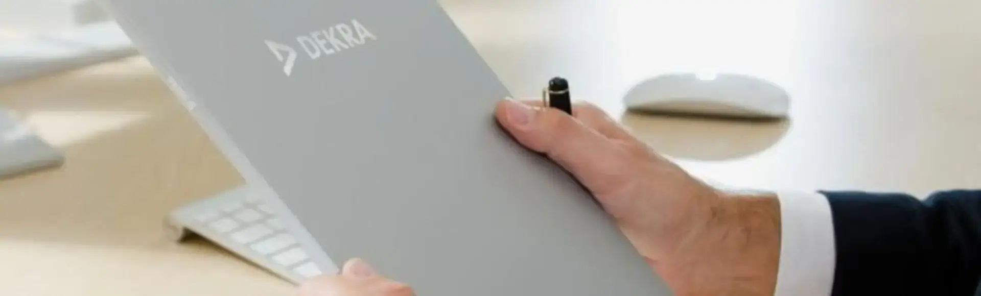 Osoba trzymająca teczkę DEKRA. Pliki do pobrania dotyczące certyfikacji i akredytacji DEKRA. Osoba trzymająca teczkę DEKRA. Pliki do pobrania dotyczące certyfikacji i akredytacji DEKRA.