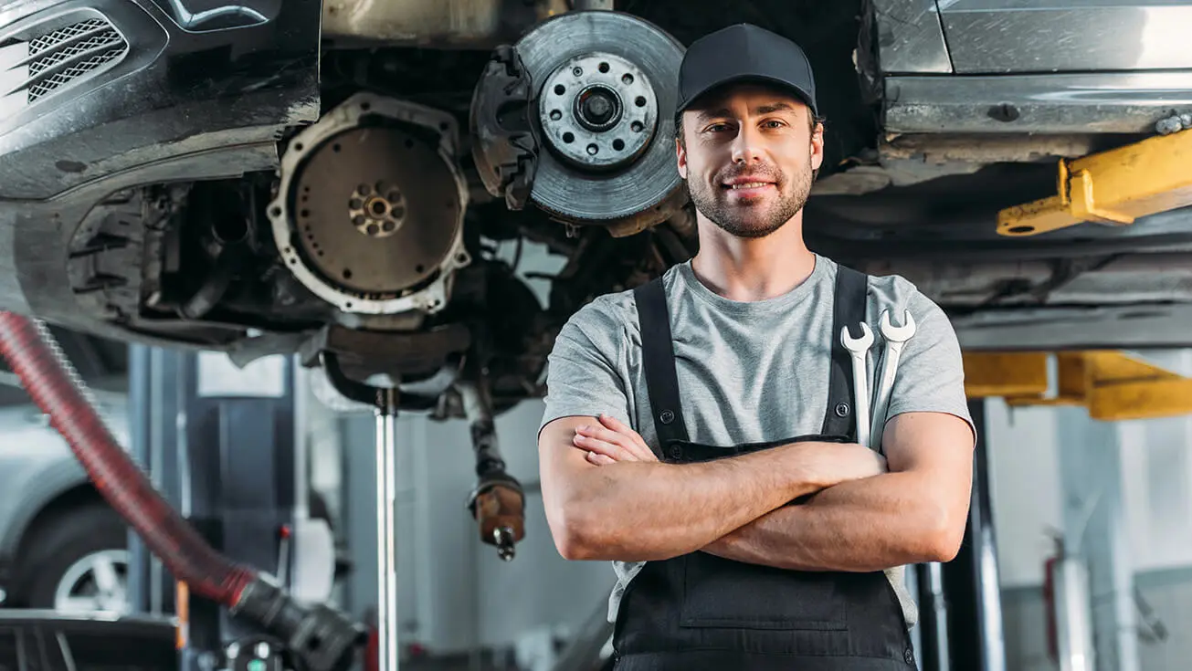 Mechanik samochodowy w warsztacie z certyfikatem SERMI, który słucha o rozporządzeniu 2026/699 Mechanik samochodowy w warsztacie z certyfikatem SERMI, który słucha o rozporządzeniu 2026/699