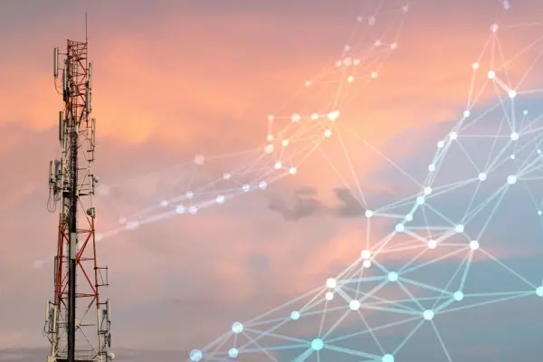 Wieża telekomunikacyjna na tle nieba z graficzną siatką połączeń symbolizującą sieć cyfrową Wieża telekomunikacyjna na tle nieba z graficzną siatką połączeń symbolizującą sieć cyfrową