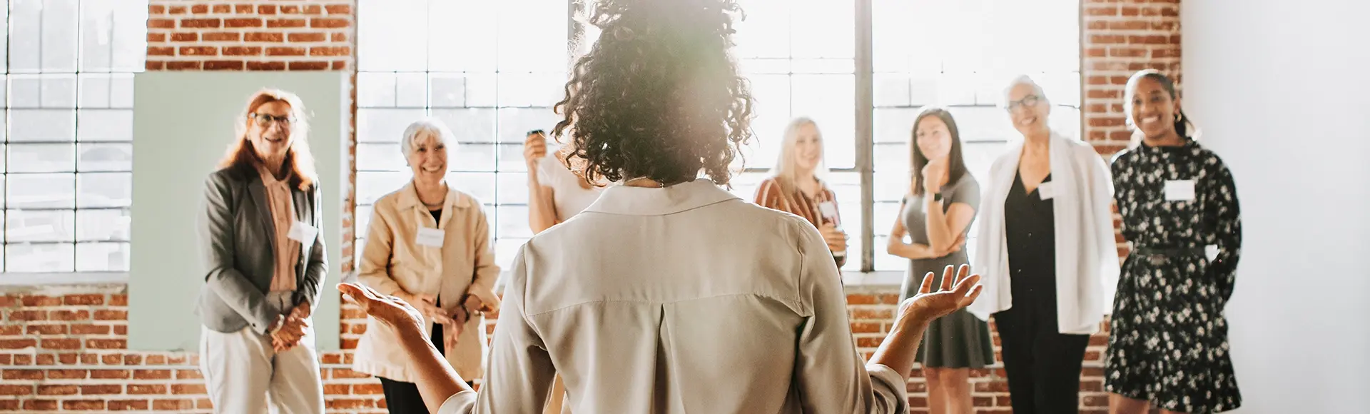 Grupa osób na szkoleniu oświetlona słońcem. Grupa osób na szkoleniu oświetlona słońcem.
