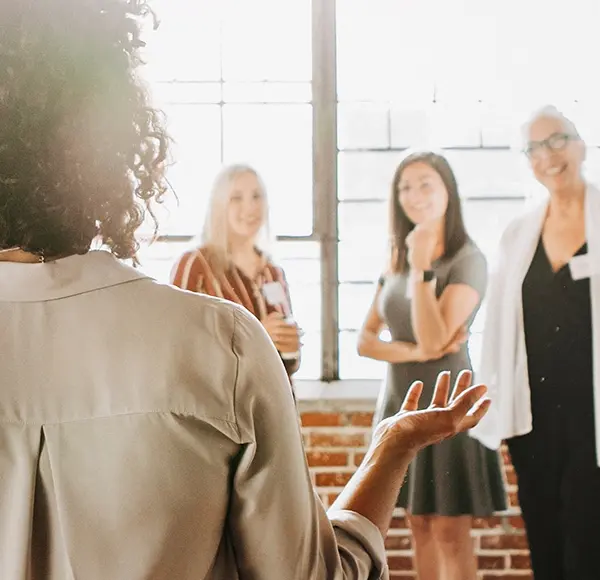 Grupa osób na szkoleniu oświetlona słońcem. 