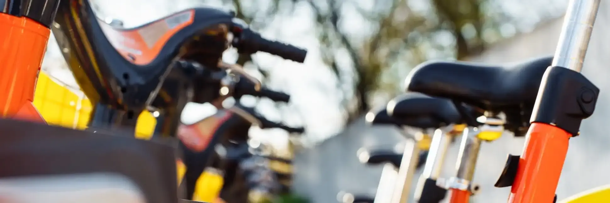 Zbliżenie na rowery elektryczne stojące na stacji ładowania