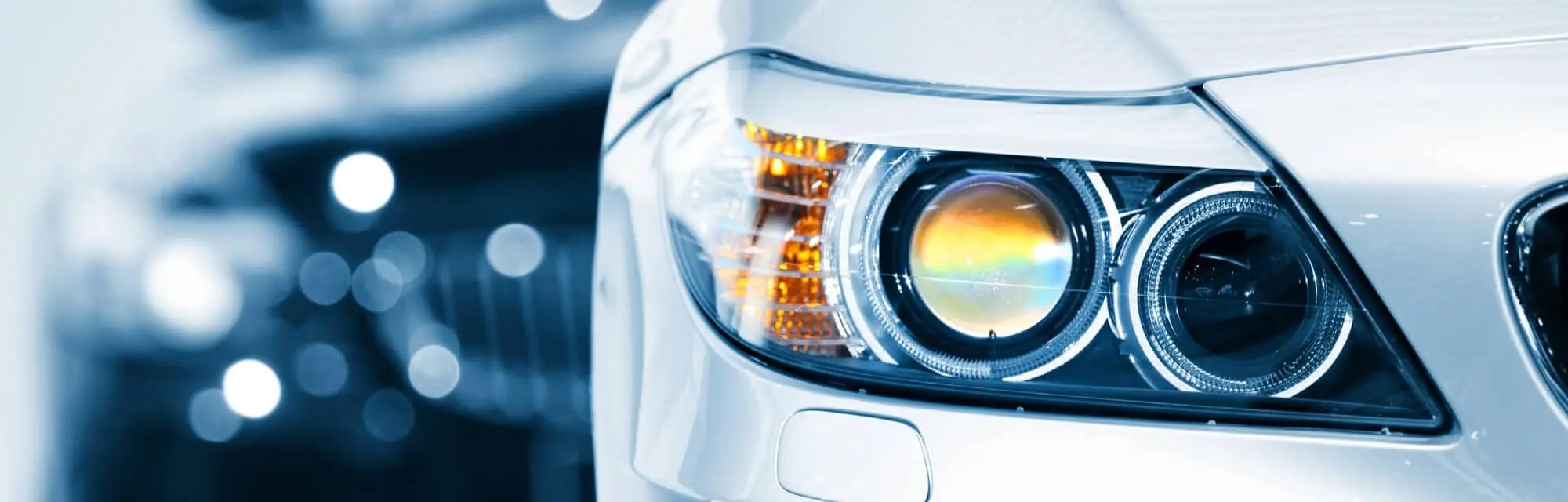 Zbliżenie na lampę samochodową, symbolizujące testy motoryzacyjne