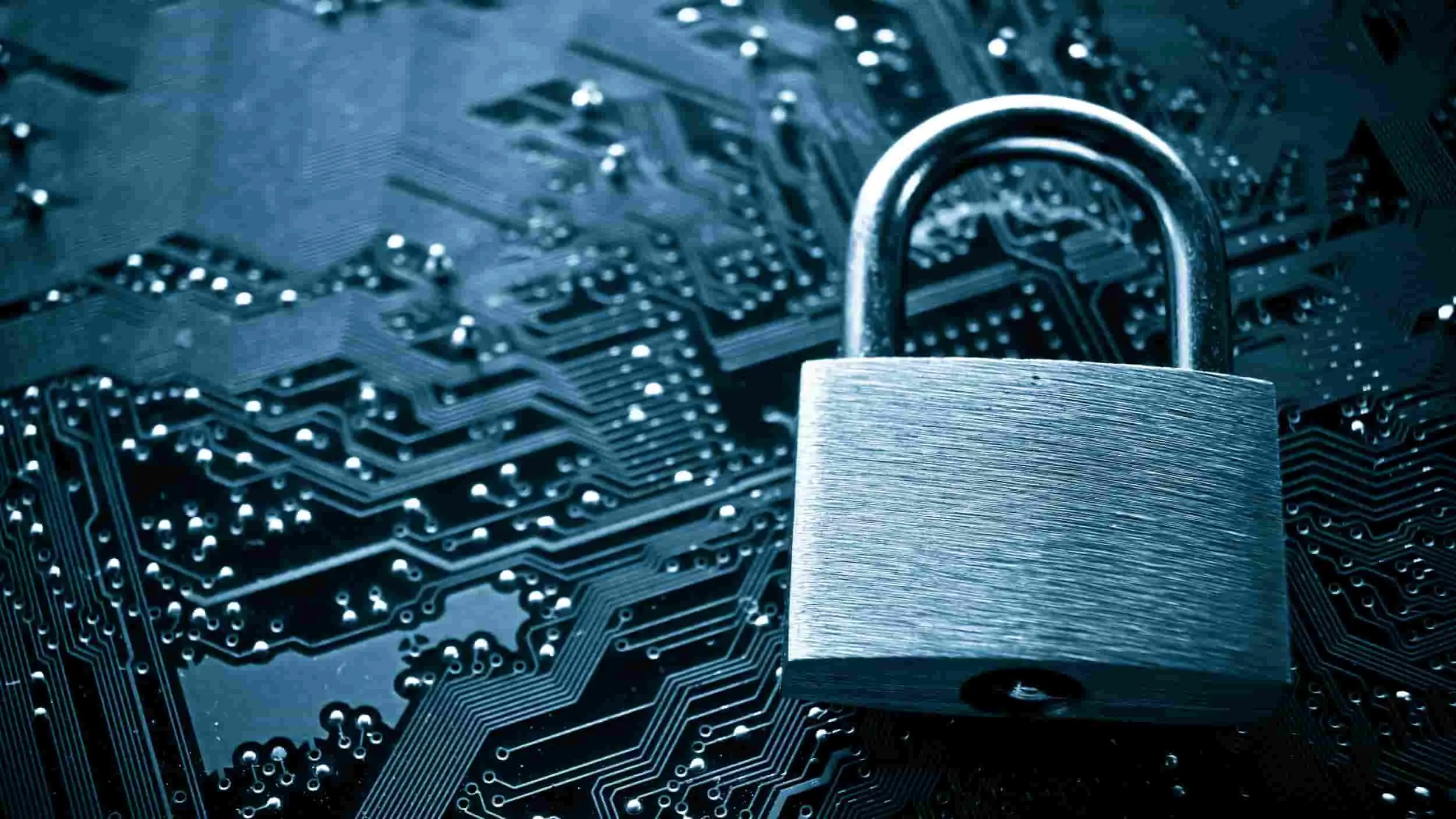 Kłódka na tle obwodu drukowanego, symbolizująca cyberbezpieczeństwo i testy penetracyjne Kłódka na tle obwodu drukowanego, symbolizująca cyberbezpieczeństwo i testy penetracyjne