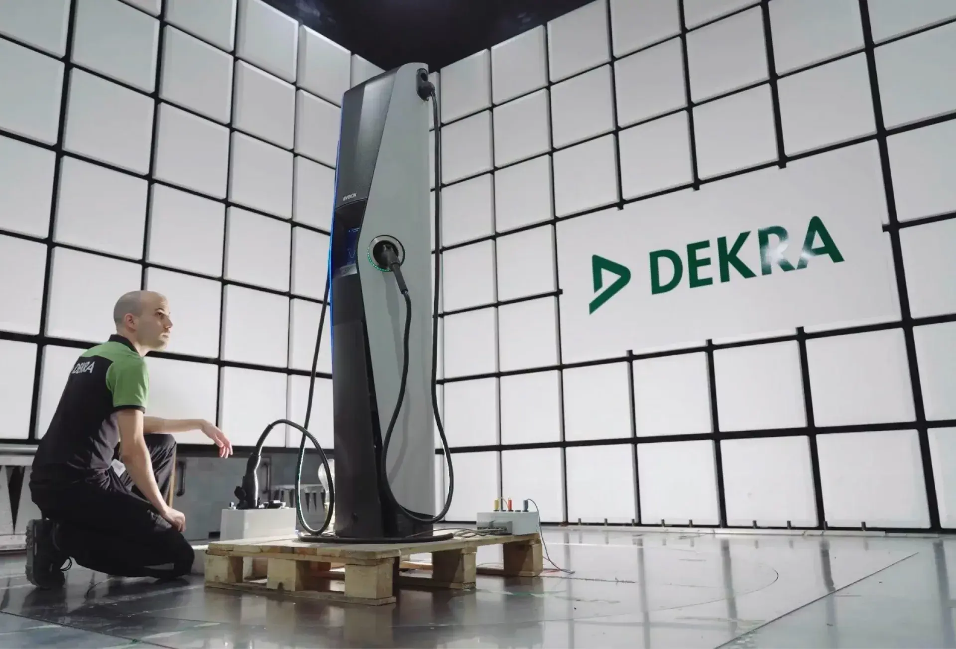 Technik DEKRA testujący stację ładowania samochodów elektrycznych.