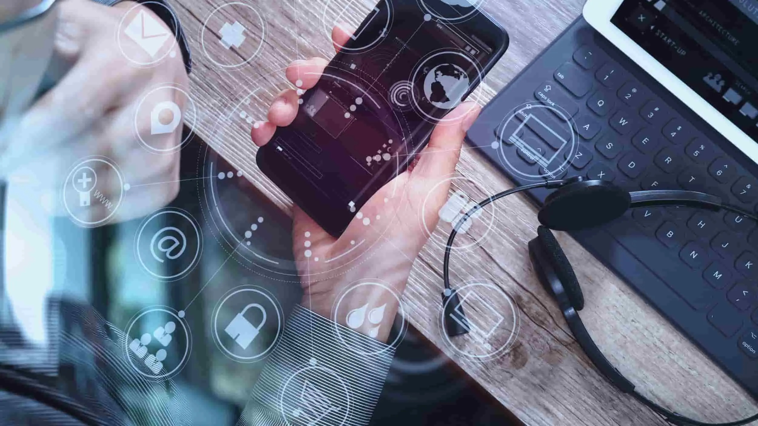 Osoba trzymająca smartfon, wokół której widoczne są ikony symbolizujące technologie bezprzewodowe, takie jak Wi-Fi, Bluetooth i inne moduły radiowe