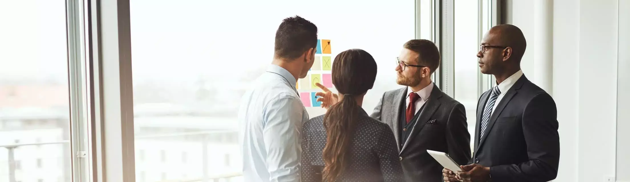 Zespół pracowników w trakcie narady. Usługi DEKRA Certification w zakresie audytów i certyfikacji.