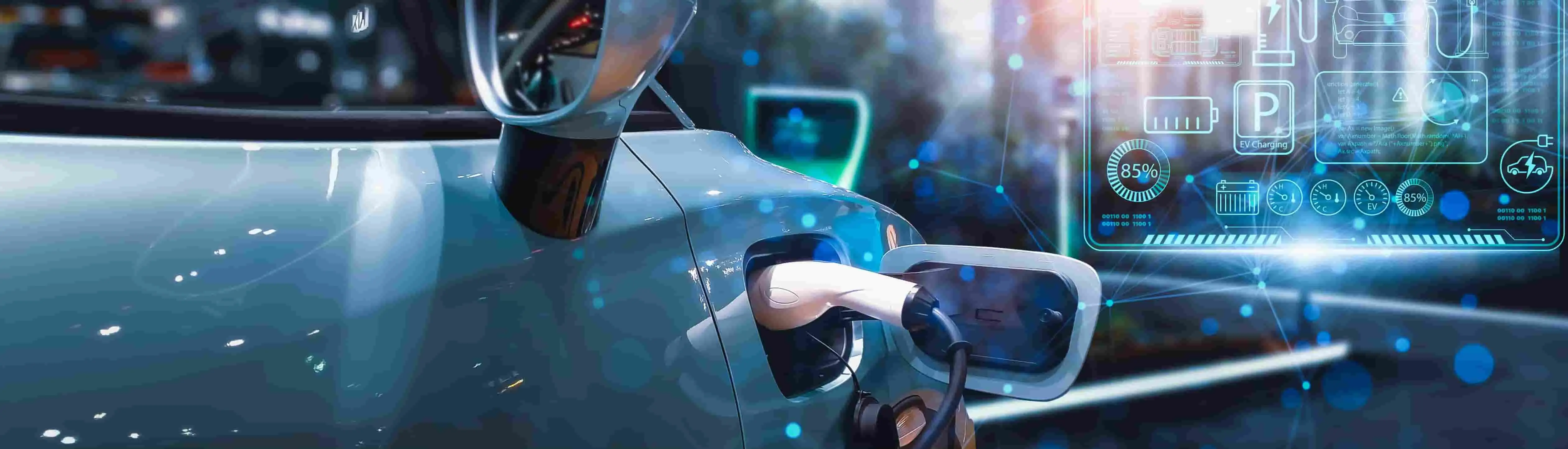 Samochód elektryczny podłączony do stacji ładowania, symbolizujący usługi DEKRA wspierające elektromobilność