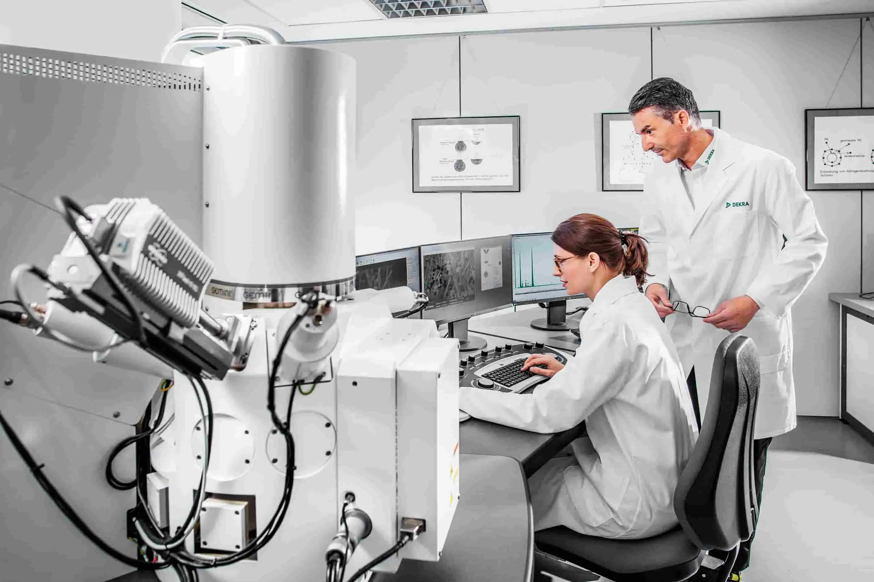 Naukowcy testujący rowery elektryczne w laboratorium, wspierając bezpieczeństwo i homologację elektromobilności