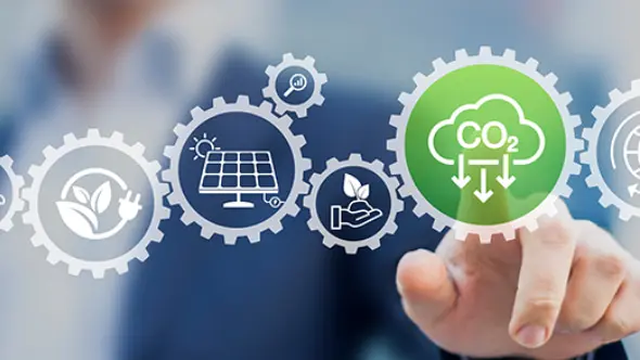 Dłoń wskazująca ikonę CO2 w otoczeniu symboli energii i ekologii związanych z obliczeniem śladu węglowego