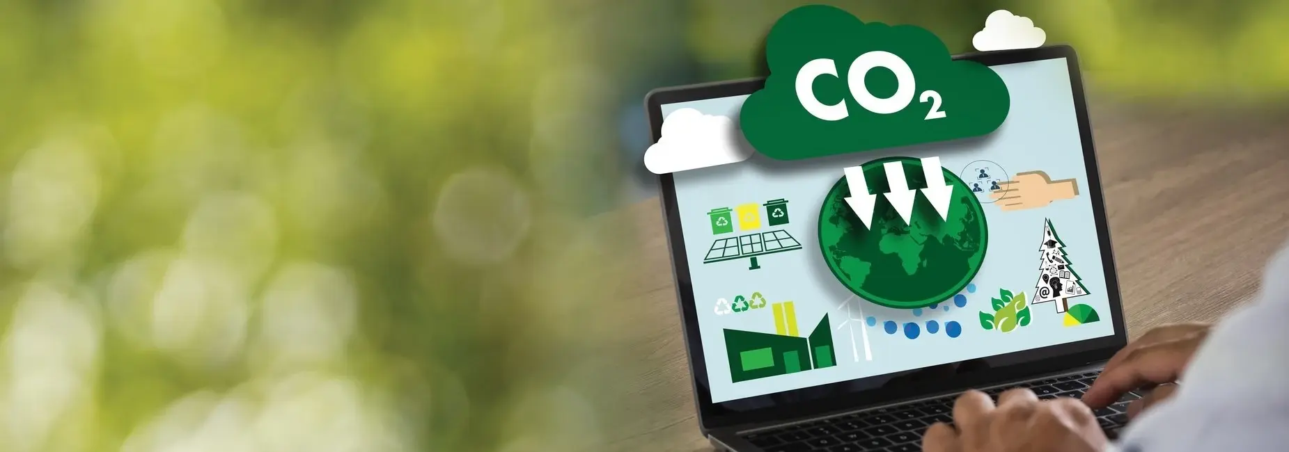 Osoba pisząca na laptopie, na ekranie widoczne są ikony związane z weryfikacją śladu węglowego Osoba pisząca na laptopie, na ekranie widoczne są ikony związane z weryfikacją śladu węglowego