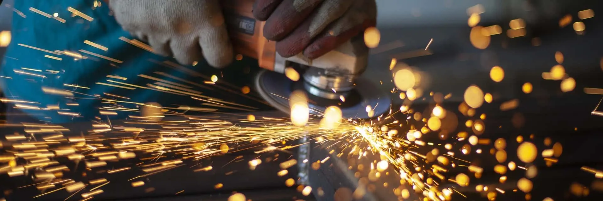 Szlifowanie metalu z użyciem szlifierki i widocznymi iskrami, ujęcie symbolizujące weryfikację wymagań rozporządzenia 333/2011 Szlifowanie metalu z użyciem szlifierki i widocznymi iskrami, ujęcie symbolizujące weryfikację wymagań rozporządzenia 333/2011