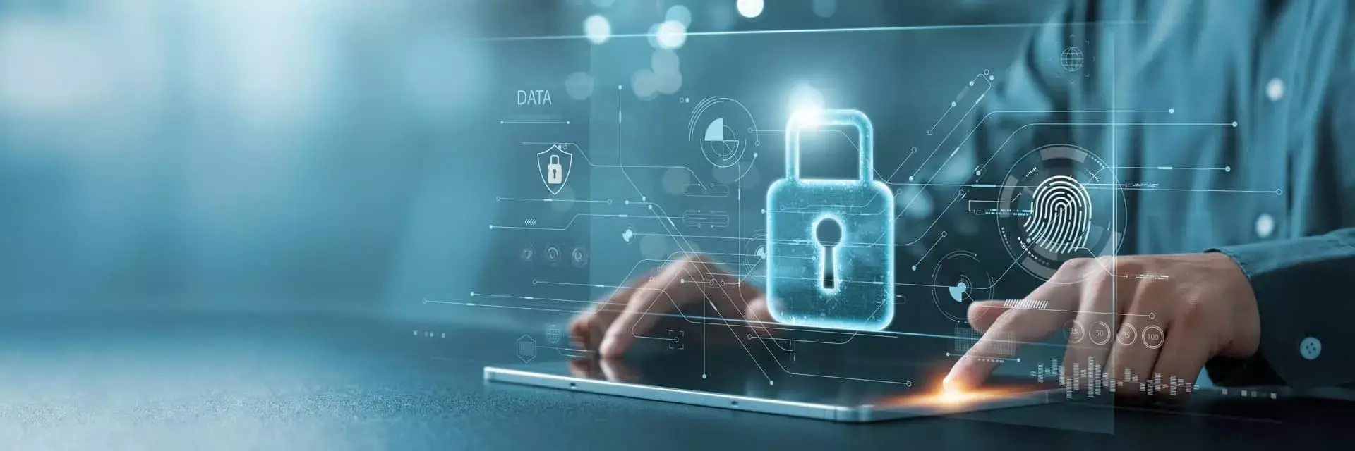 Osoba używająca laptopa, wokół którego znajdują się zamknięte kłódki, symbolizujące zarządzanie bezpieczeństwem informacji Osoba używająca laptopa, wokół którego znajdują się zamknięte kłódki, symbolizujące zarządzanie bezpieczeństwem informacji