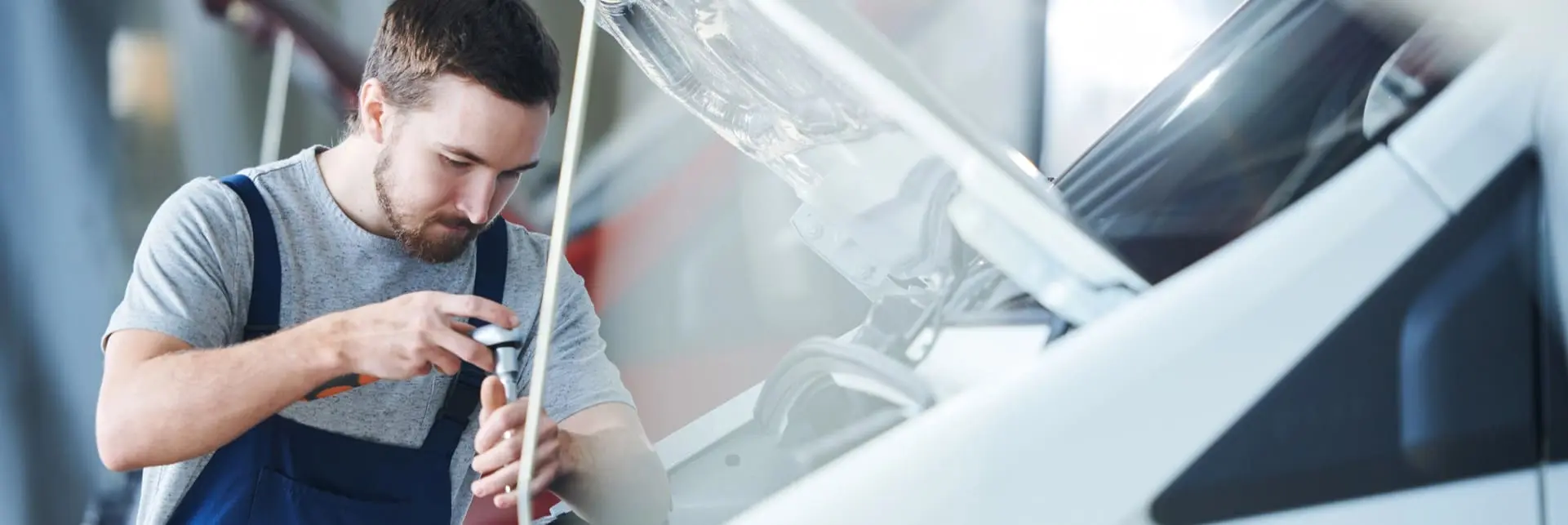 Technik wykonujący kontrolę techniczną pojazdu - testy zgodności w ramach procesu homologacji i zatwierdzenia typu