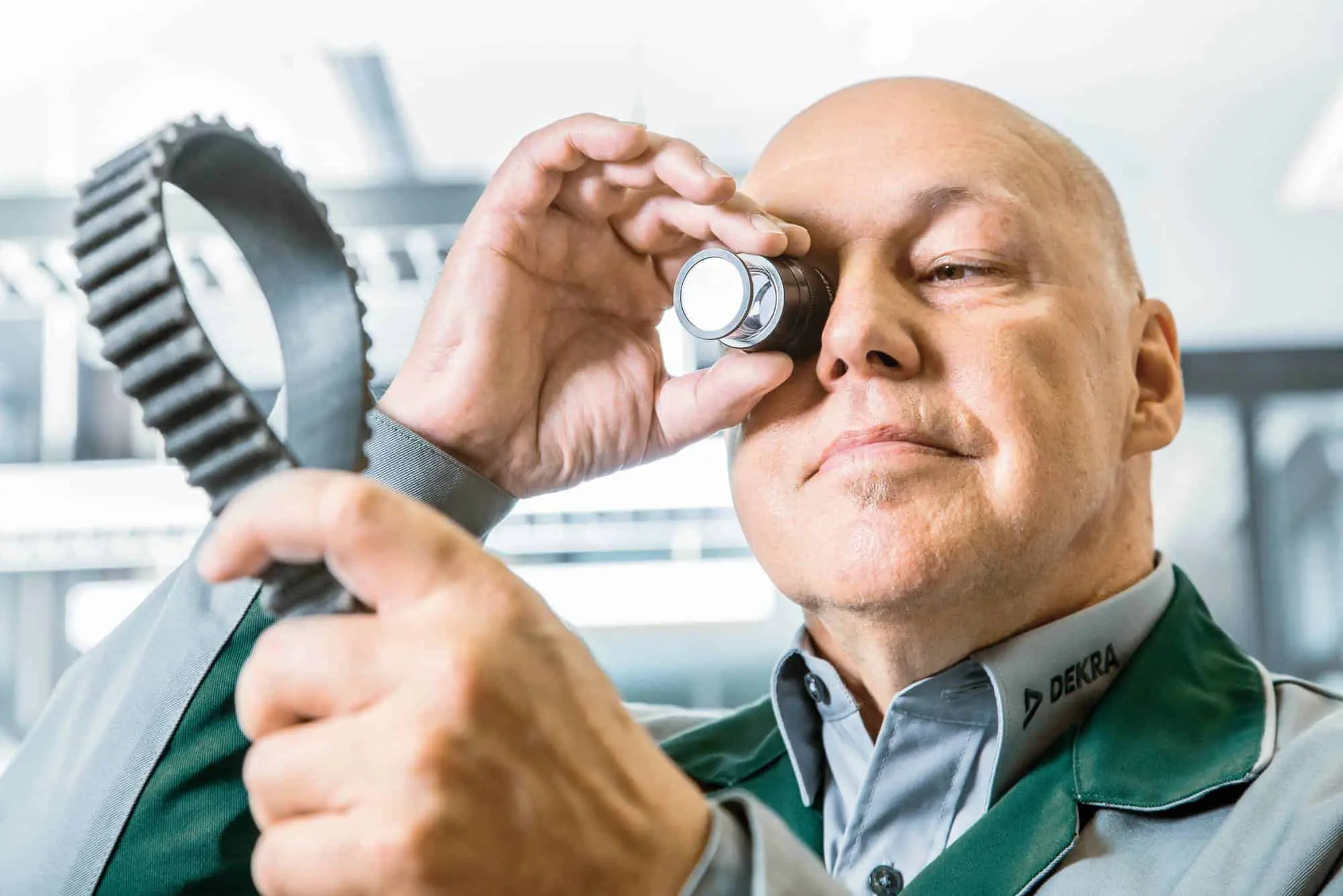 Ekspert DEKRA badający część samochodową w ramach homologacji pojazdu