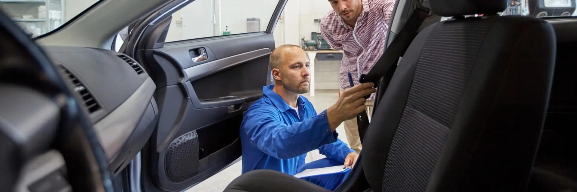 Inspektor techniczny sprawdzający zgodność pasa bezpieczeństwa w pojeździe