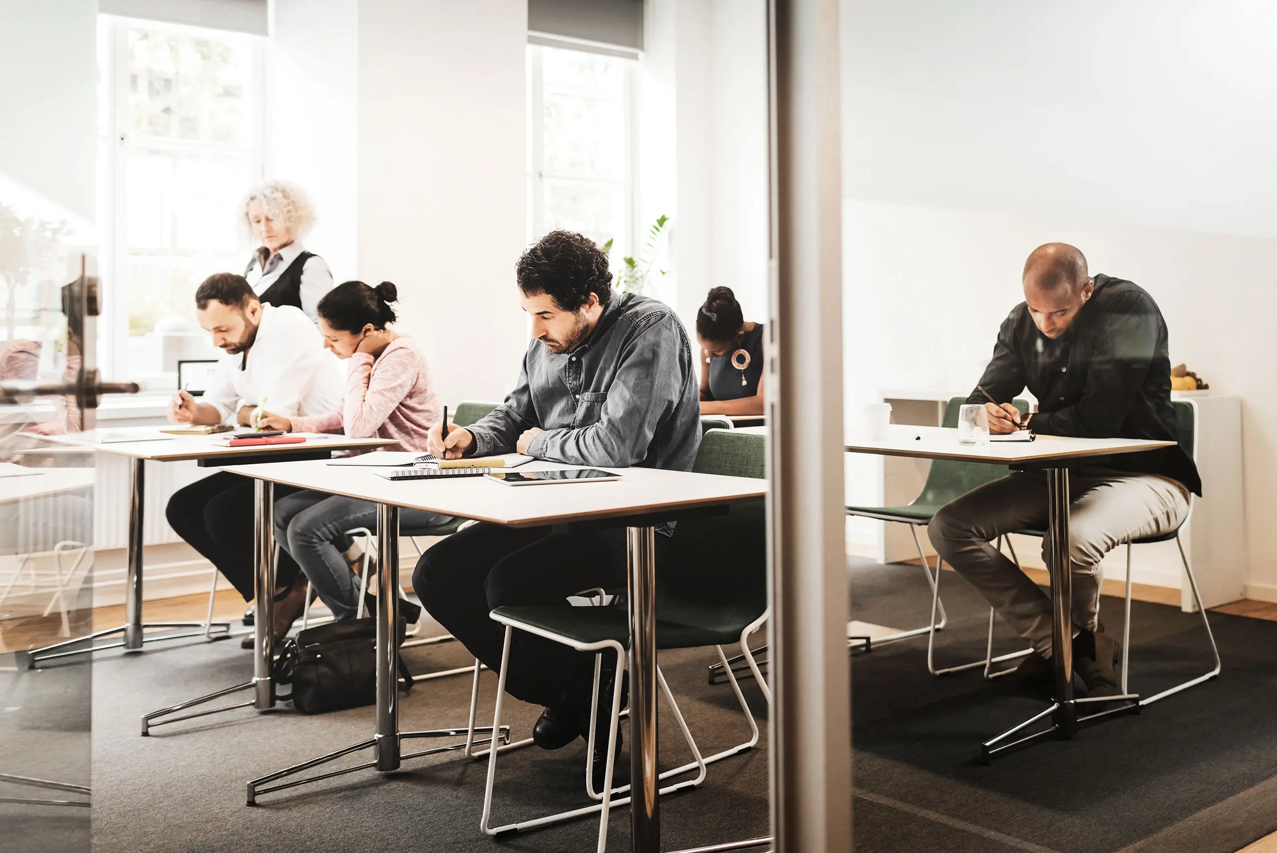 Personen in einer Prüfungssituation