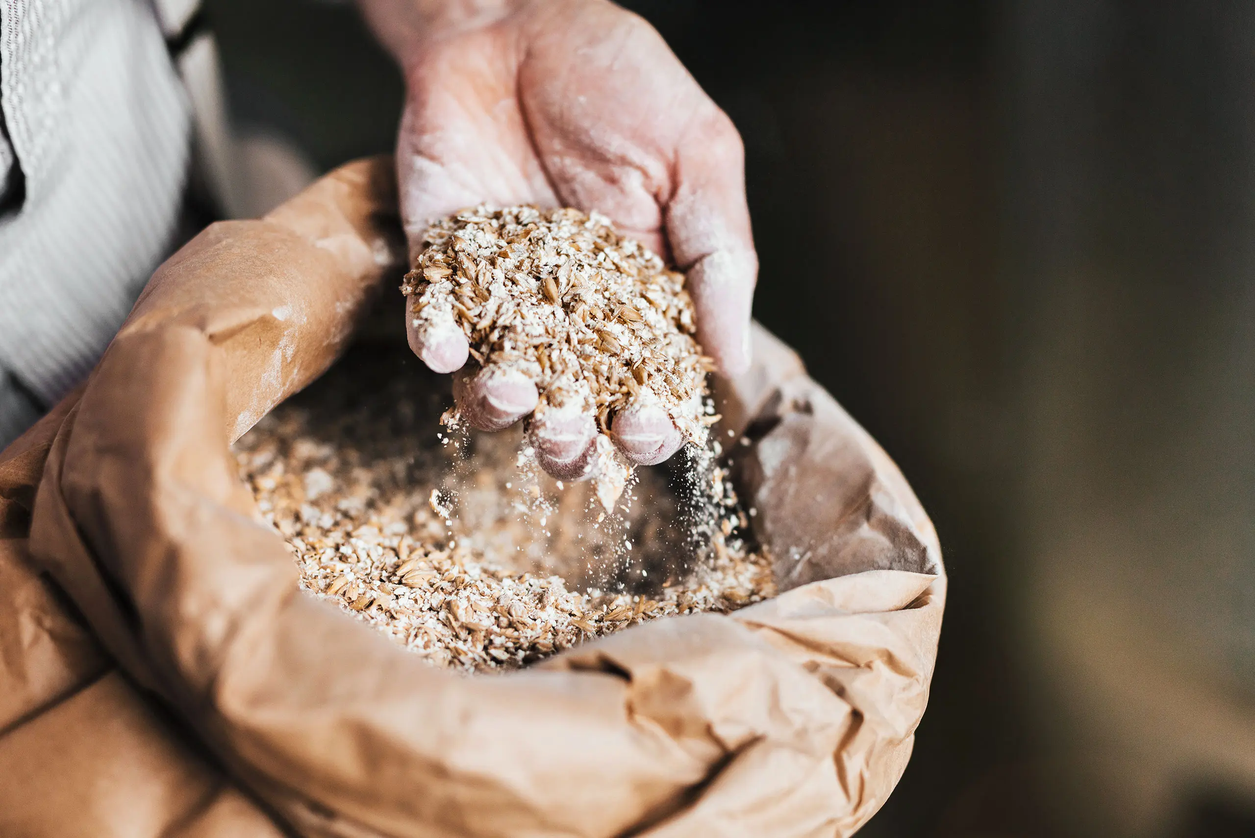 Nahaufnahme eines Mannes, der die Qualität des Getreides prüft