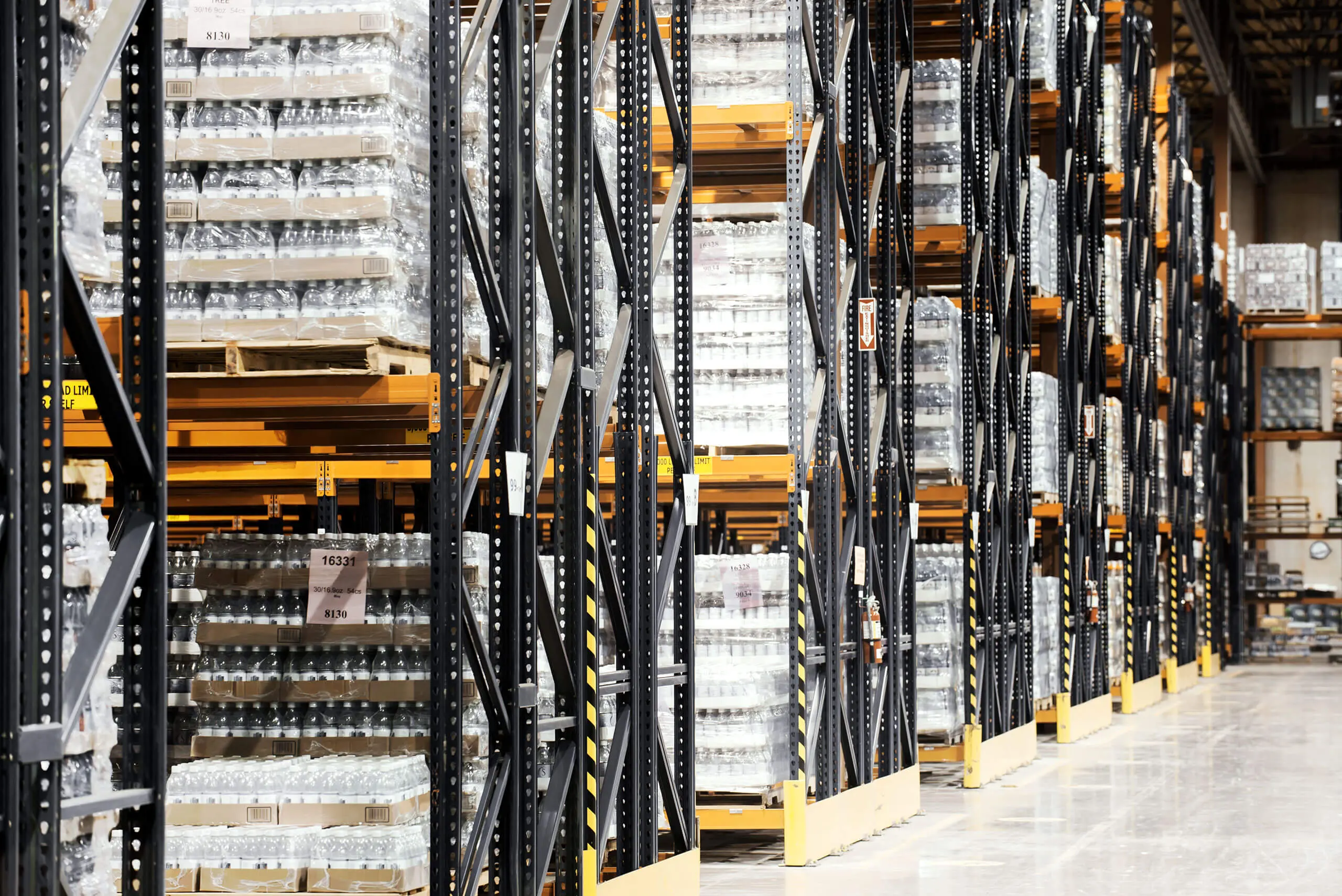 Lagerhalle mit Getränkepaletten