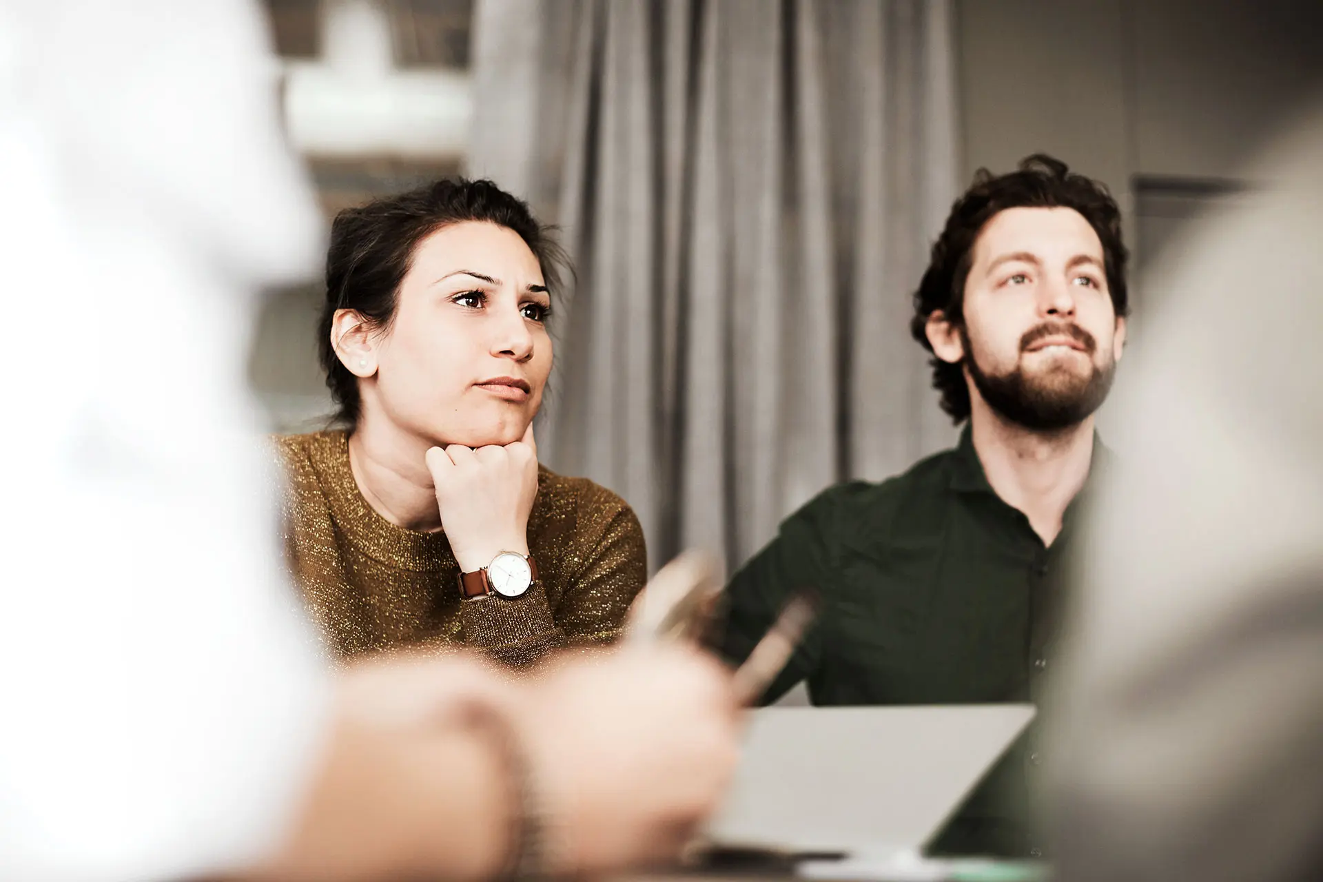 Ein Mann und eine Frau hören einer anderen Person zu