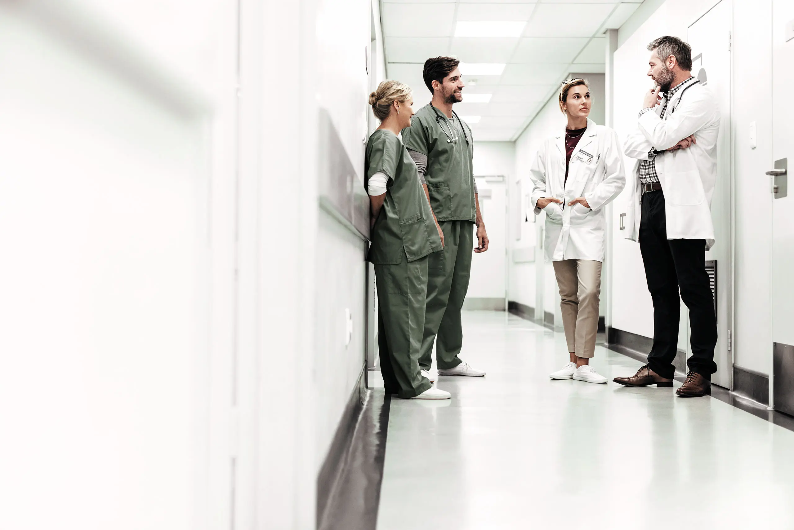 Personen stehen im Korridor