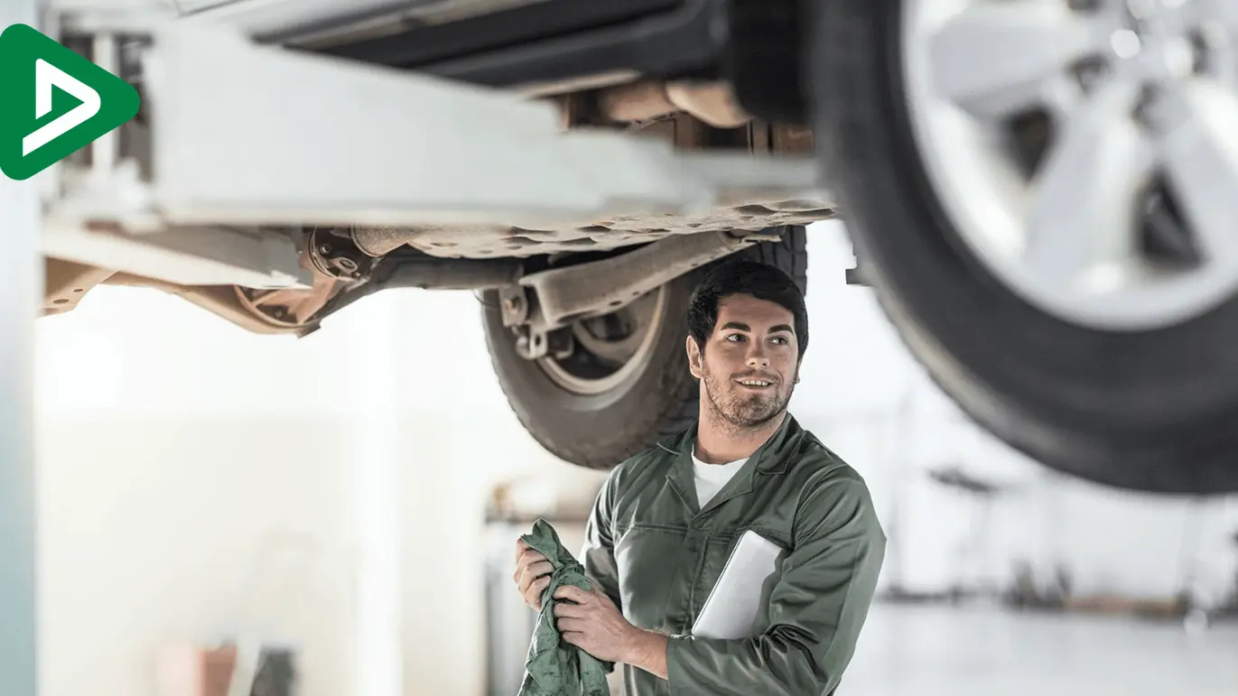 Mann arbeitet steht unter Fahrzeughebebühne