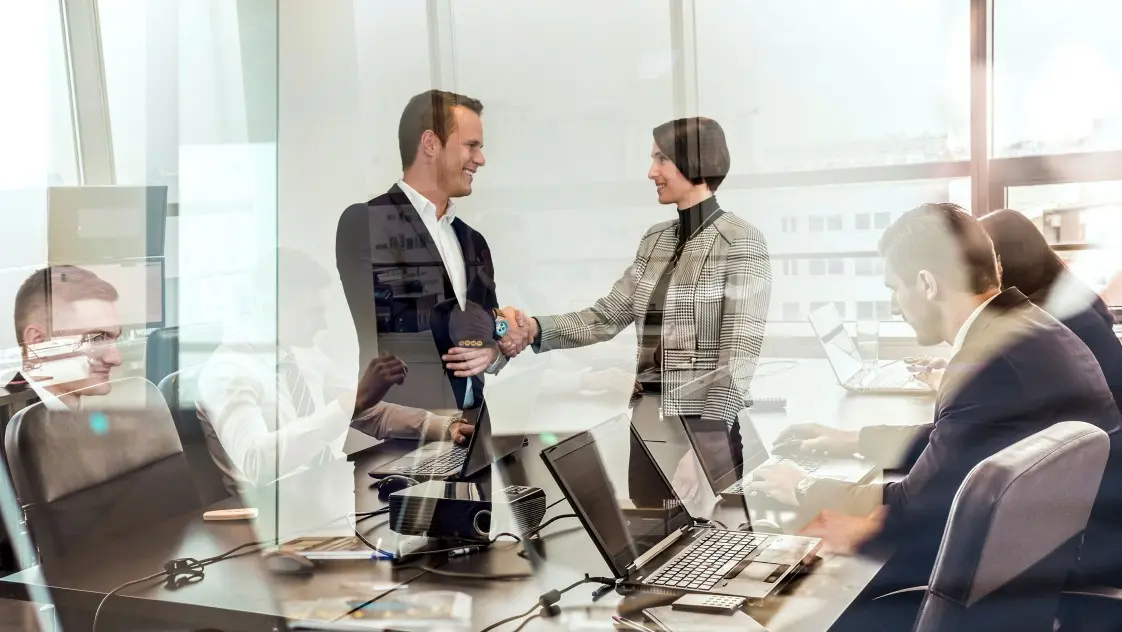 Mann und Frau schütteln sich die Hand 