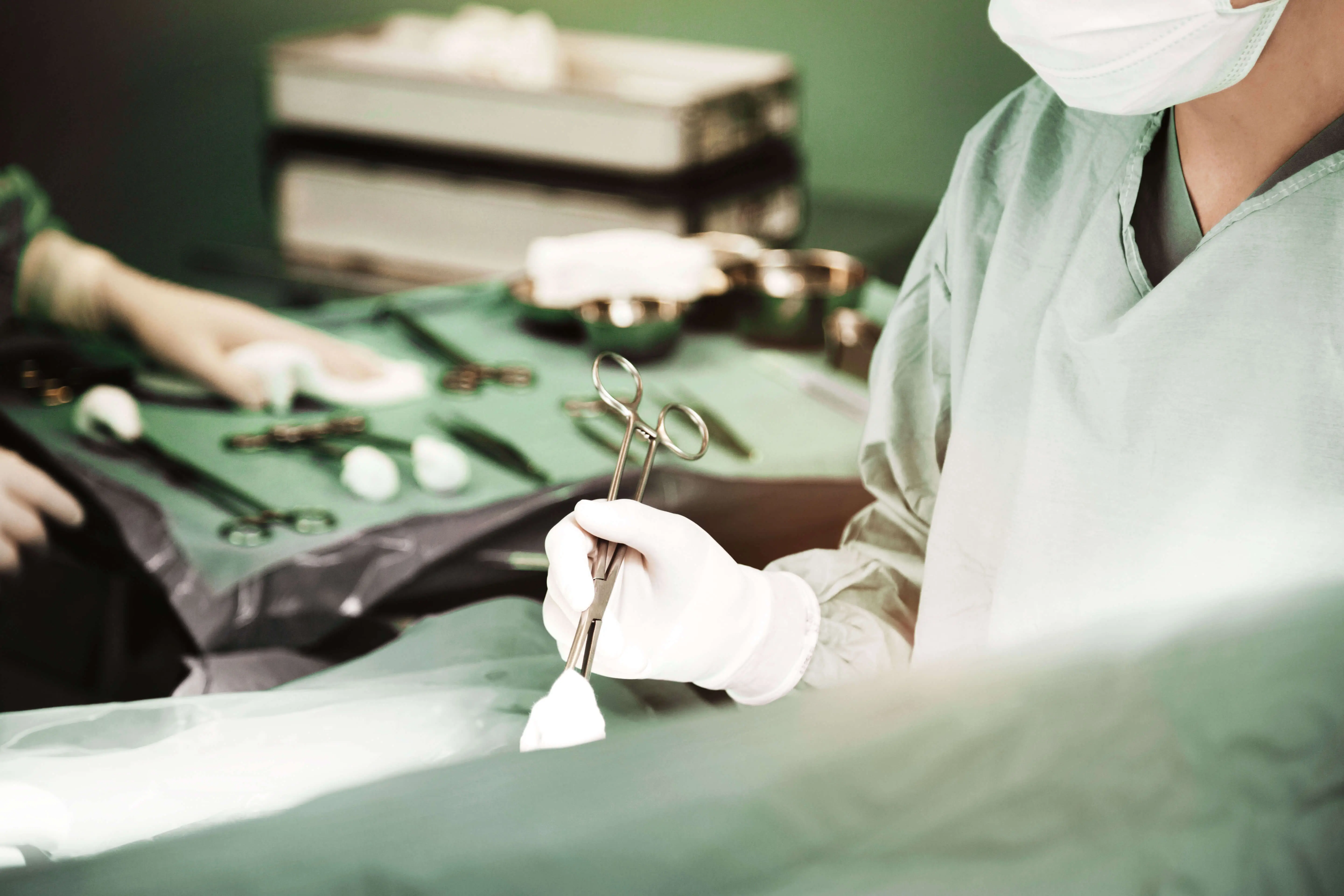 Person im OP hält eine Klemme