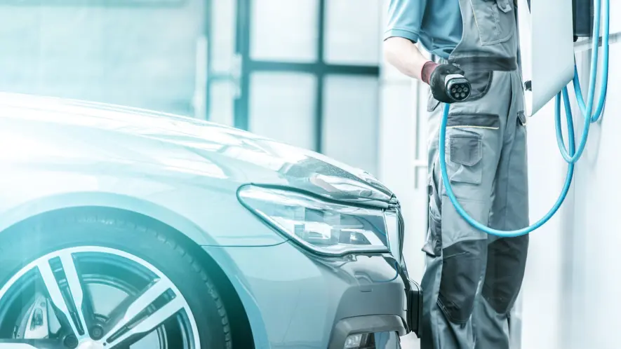 Hibrid és elektromos gépjármű szerelője