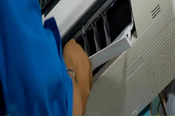 Hűtő-, klíma- és hőszivattyú berendezés-szerelő