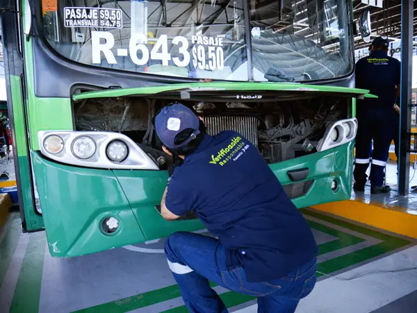 Verificación Responsable by DEKRA worker, inspecting a truck