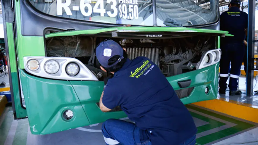 Verificación Responsable by DEKRA worker, inspecting a truck