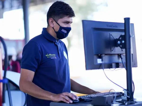 Verificación Responsable by DEKRA employee working on a computer