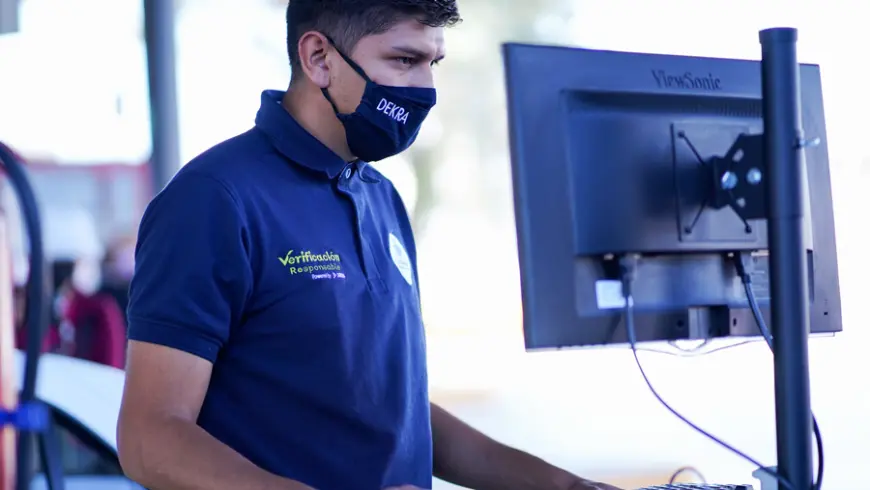Verificación Responsable by DEKRA employee working on a computer