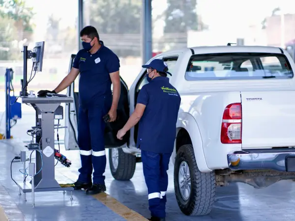 Verificación Responsable by DEKRA inspecting a pickup truck