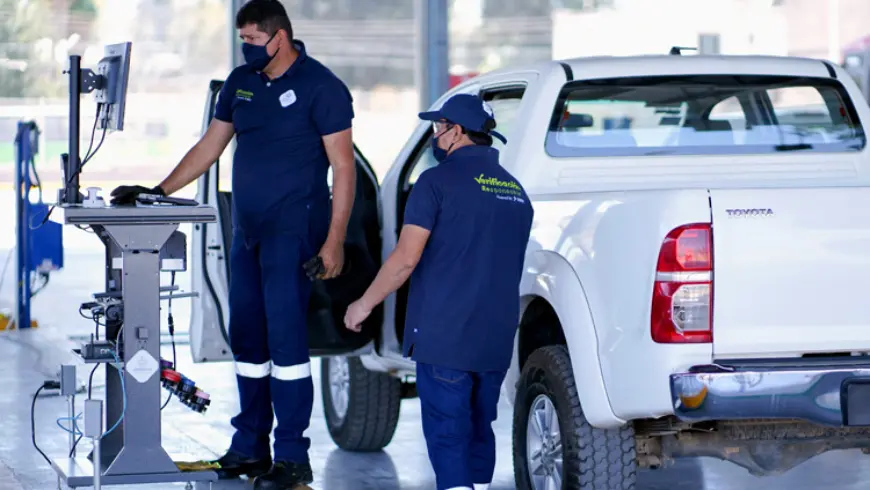 Verificación Responsable by DEKRA inspecting a pickup truck
