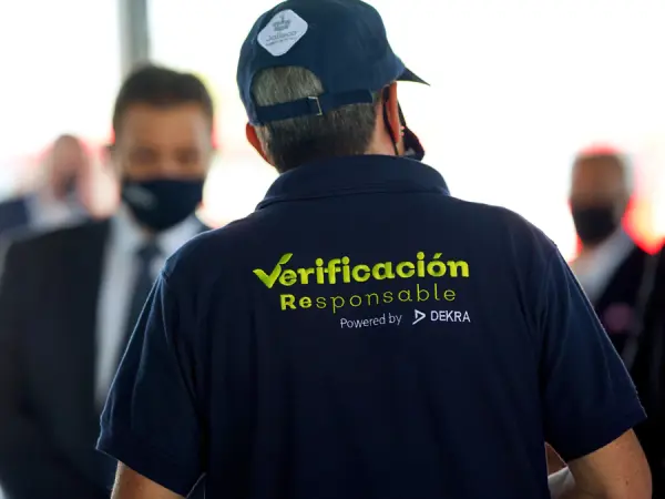 Man in Verficacion Responable polo